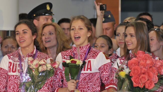 Прилет олимпийской сборной из Лондона. Золотые чемпионки ОИ Алина Макаренко, Ульяна Донскова, Каролина Севастьянова