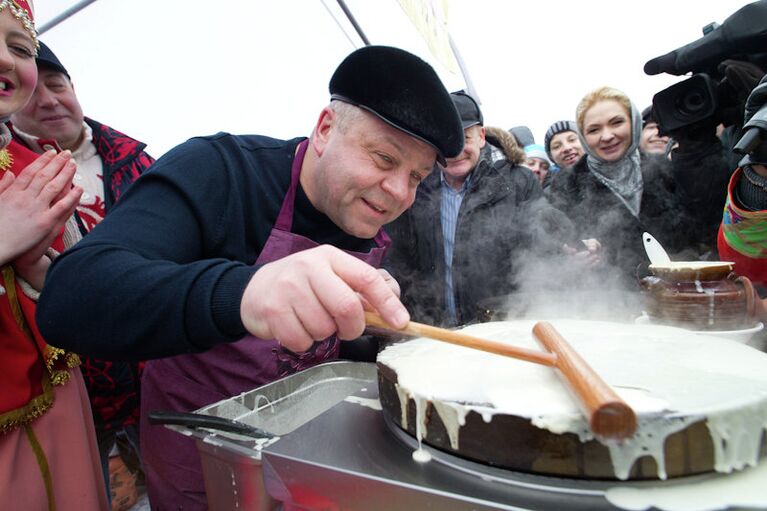 Вице-губернаторы сами испекли блины на Губернской масленице в Томске