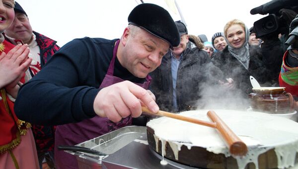 Вице-губернаторы сами испекли блины на Губернской масленице в Томске