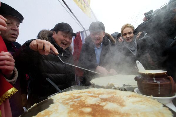 Вице-губернаторы сами испекли блины на Губернской масленице в Томске
