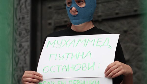 Одиночная акция в поддержку Pussy Riot у Соборной мечети в Петербурге
