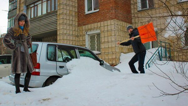 Томич откапывает машину из снега