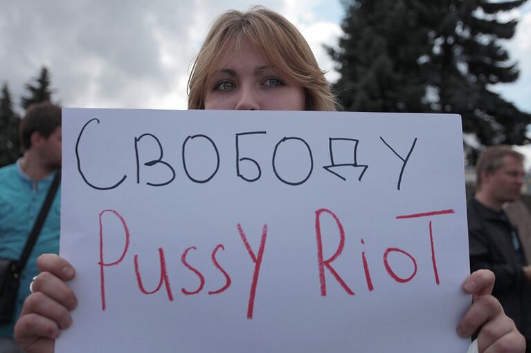 Акция в поддержу Pussy Riot на Марсовом поле