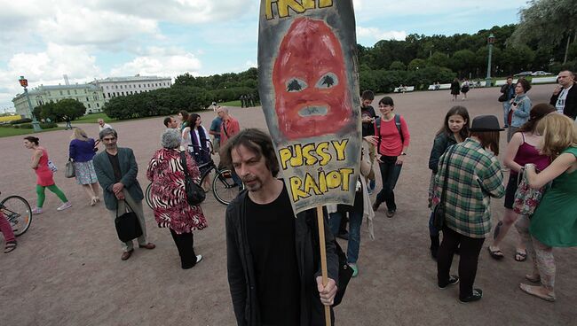 Акция в поддержу Pussy Riot на Марсовом поле. Архив