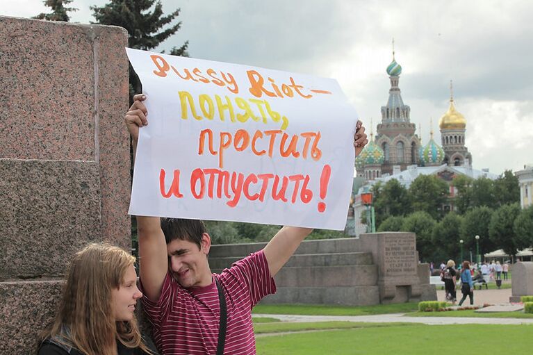 Акция в поддержу Pussy Riot на Марсовом поле