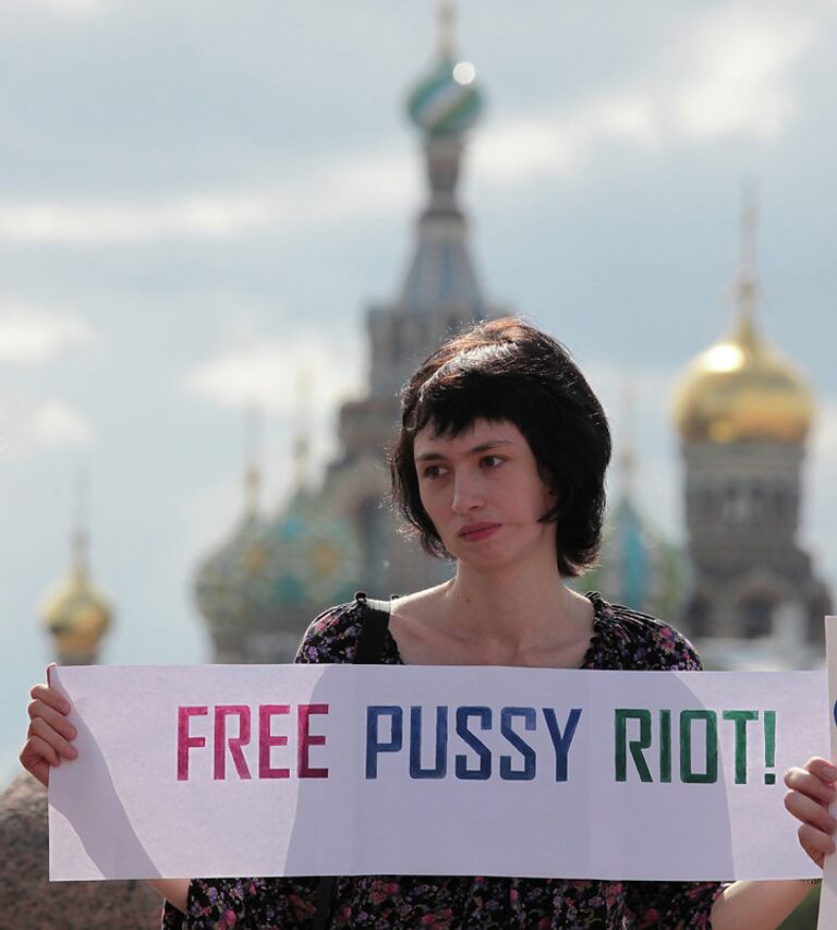 Акция в поддержу Pussy Riot на Марсовом поле