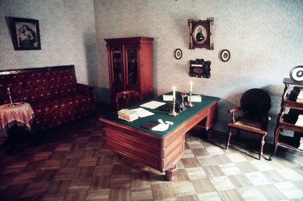 Рабочий кабинет Ф.М.Достоевского в музее писателя в Санкт-Петербурге