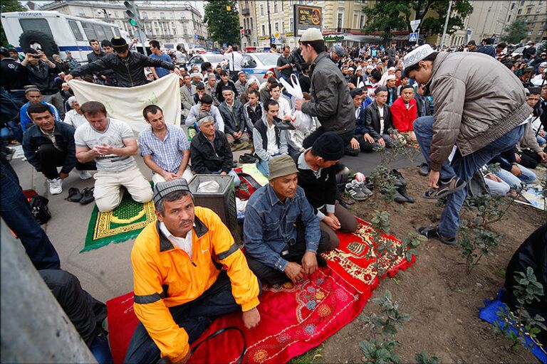 Мусульмане празднуют Ураза-байрам у Соборной мечети в Петербурге