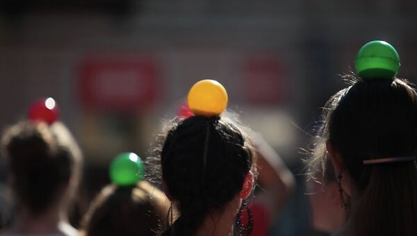Участники флешмоба прошли по Невскому проспекту с шарами на голове