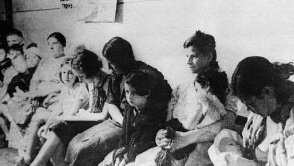 Жители блокадного Ленинграда прячутся в бомбоубежищах во время воздушной тревоги. Архив