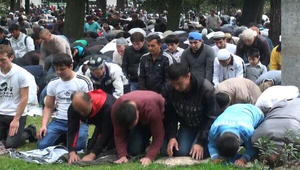 Тысячи мусульман отпраздновали Ураза-байрам в центре Петербурга