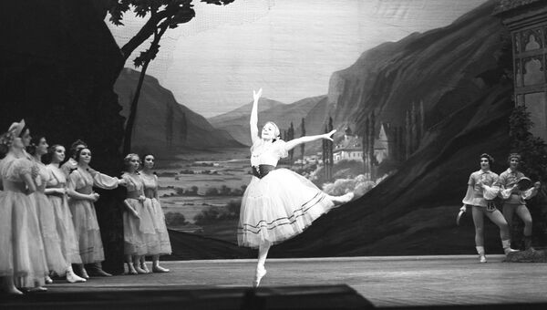 Сцена из балета Адольфа Адана Жизель. Жизель - народная артистка СССР Н.Дудинская