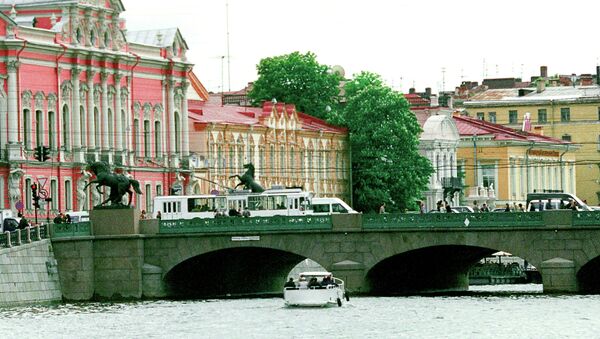 Аничков мост и набережная реки Фонтанки в Петербурге. Архив