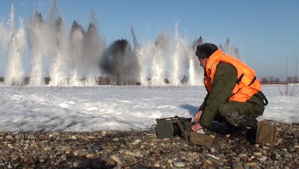 Бурение лунок и закладка тротила: как спасатели взрывают лед на реках