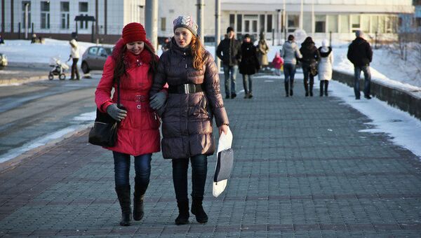 Девушки идут по улице Томска