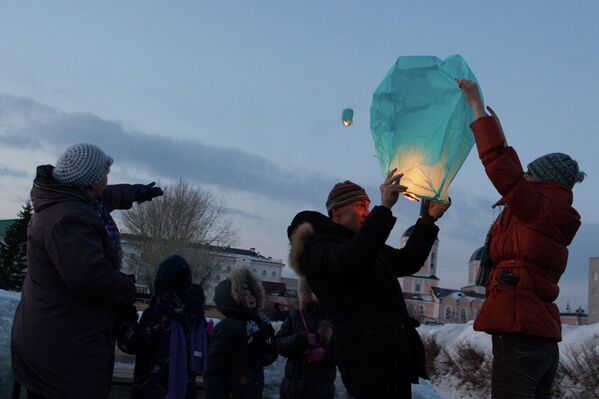 Томские семьи с детьми-аутистами выпустили в небо синие фонарики