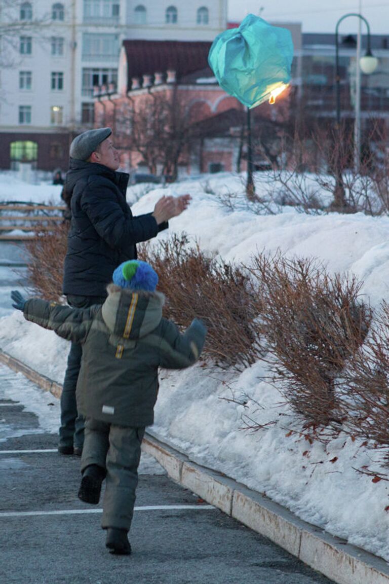 Томские семьи с детьми-аутистами выпустили в небо синие фонарики