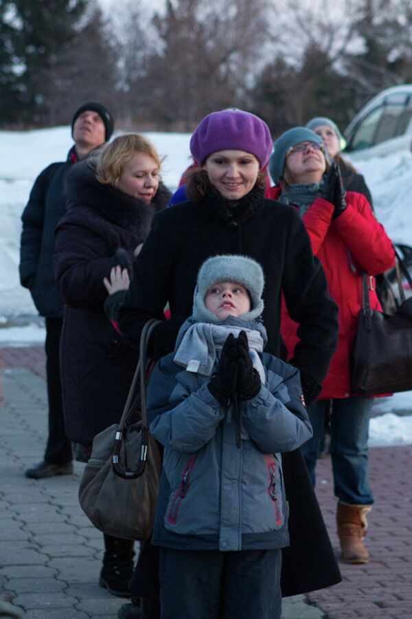 Томские семьи с детьми-аутистами выпустили в небо синие фонарики