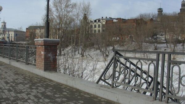 Автомобиль пробил ограждения и упал в реку на переулке Пионерском в Томске