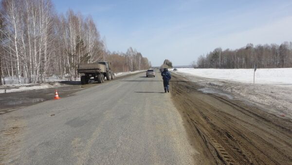 Три человека пострадали в столкновении Toyota и трактора под Томском