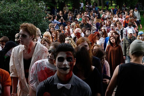 Молодые зомби прогулялись в Таврическому саду