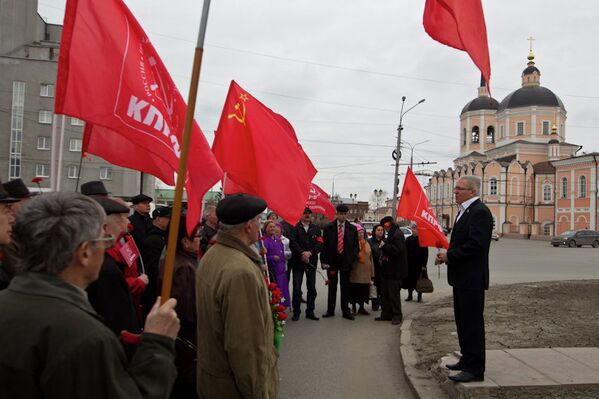 Около 50 томских коммунистов возложили цветы к памятнику Ленина