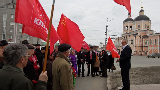 Около 50 томских коммунистов возложили цветы к памятнику Ленина