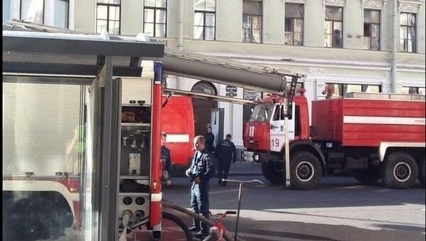 Пожарные тушат огонь в Госуниверситете технологии и дизайна в Петербурге