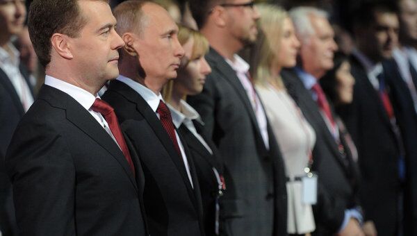 Президент РФ Д.Медведев и премьер-министр РФ В.Путин на XII (предвыборном) съезде партии Единая Россия
