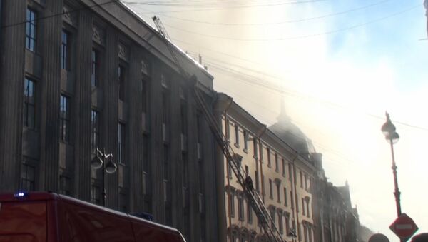 Спасатели по лестницам забирались на горящую крышу университета 