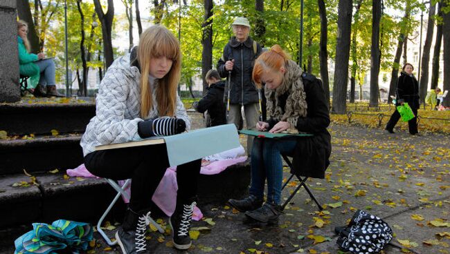 Дети с мольбертами в парке