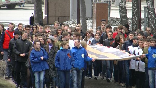 Студенты Томска возложили гигантские георгиевские ленты к вечному огню