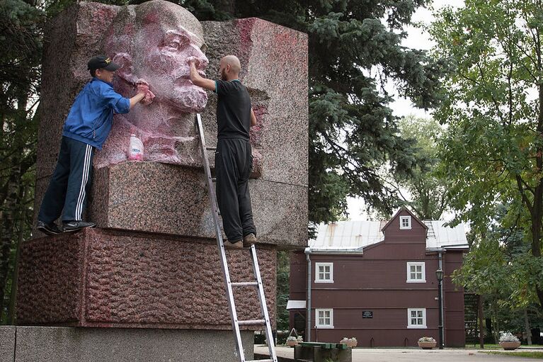 Вандалы осквернили памятник Ленину