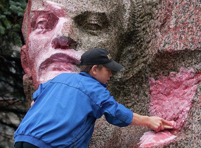 Вандалы осквернили памятник Ленину