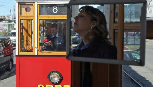 Ретро-трамвай на улице Петербурга. Архивное фото
