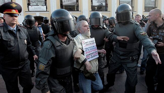 Несанкционированная акция Стратегия-31 у Гостиного двора в Петербурге