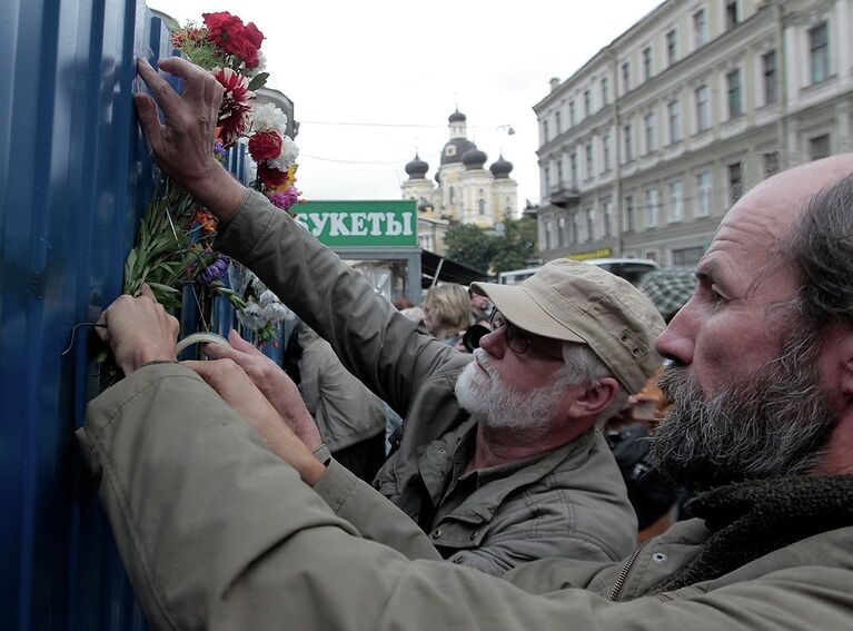 Градозащитники почтили память дома Рогова минутой молчания