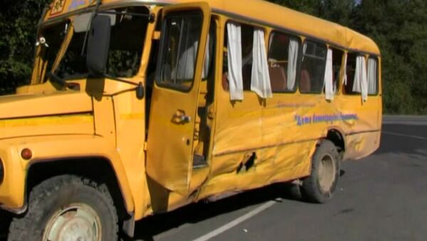 Автобус с детьми попал в аварию в Ленинградской области. Кадры с места ДТП