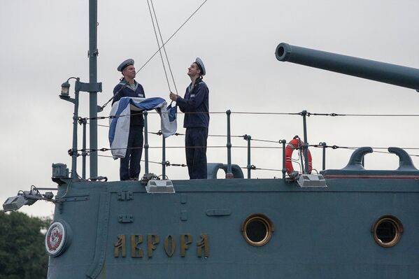 Поднятие флага на крейсере Аврора