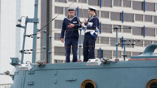 Поднятие флага на крейсере Аврора. Архив 