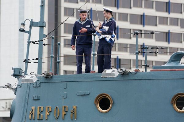Поднятие флага на крейсере Аврора Поднятие флага на крейсере Аврора
