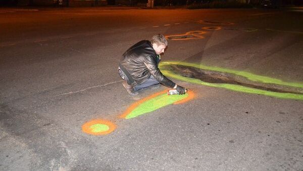 Активисты движения Дороги Томска раскрасили края ям на дорогах города в желтый цвет
