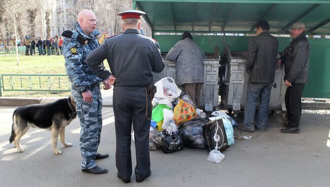 Полицейские у контейнеры. Архив