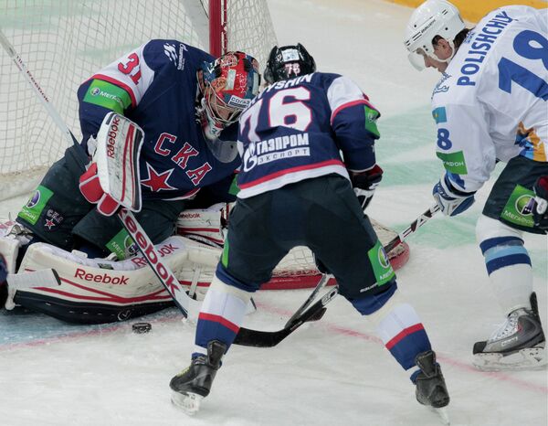 Футбол vs хоккей. Прямая спортивные видео футбола хоккей. Футбол хоккей. Россия мчм 2019 швеция россия. Виды спорта футбол хоккей.