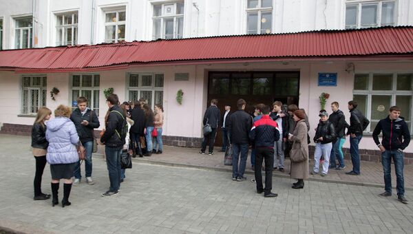 Школьники Томска сдают ЕГЭ по математике, архивное фото