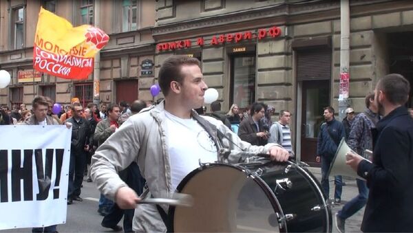 Марш миллионов в Петербурге: барабаны и белые воздушные шары