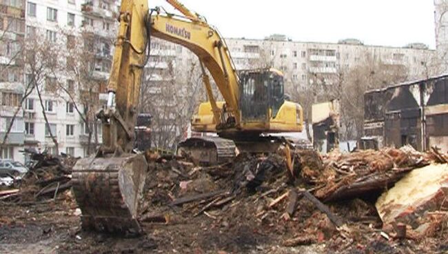 Экскаваторы расчищают территорию возле сгоревшего ДК Октябрь