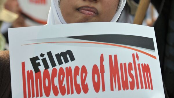 Актриса из Невиновности мусульман подала в суд на продюсера картины