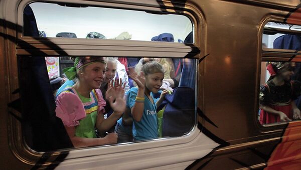 Дети в поезде, архивное фото