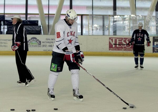 Хоккеист Евгений Артюхин во время открытой тренировки СКА 